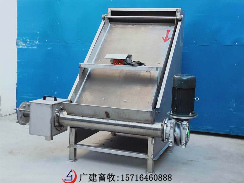 Inclined screen solid-liquid separator