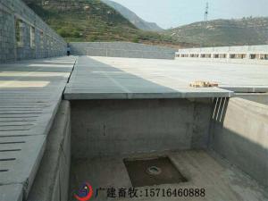 Pig house fecal leakage board